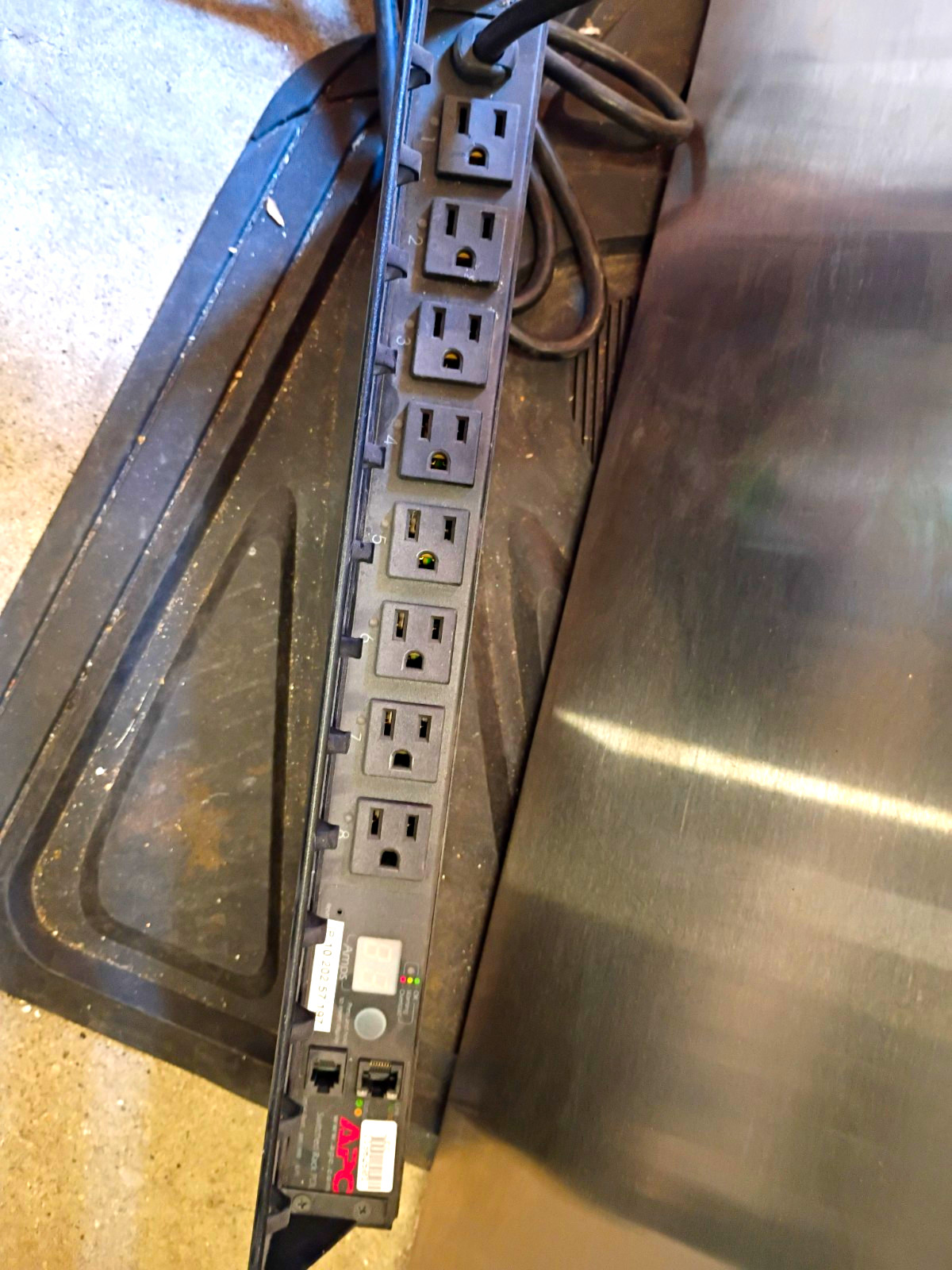 APC Switched Rack PDU 8-Outlet Power Distribution Unit Rack PDU Black