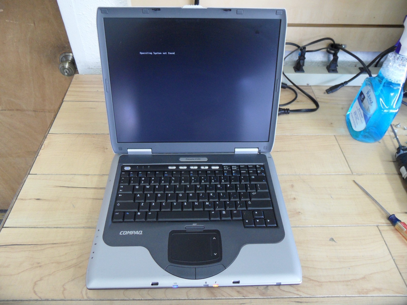 Compaq Presario 2100 2104US Laptop For Parts Posted To Bios No Hard Drive