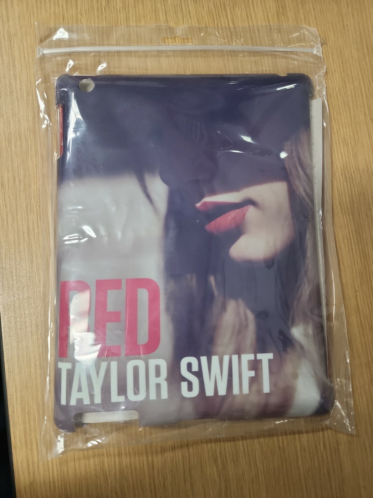 Collectible TAYLOR SWIFT RED Ipad Case SPECIAL EDITION RADIO PROMOTIONAL ITEM