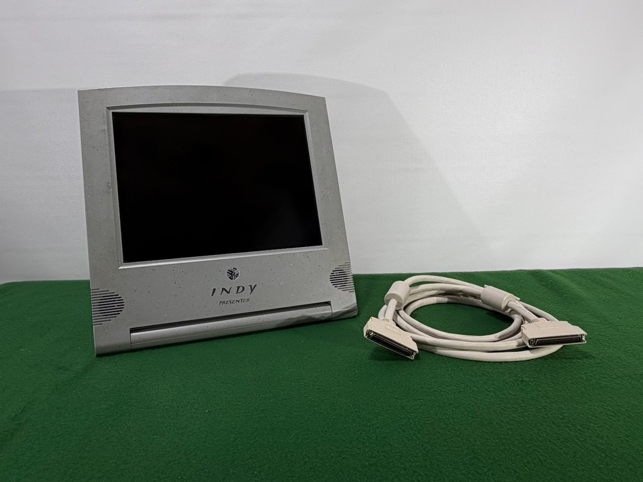 SGI Silicon Graphics Indy Presenter Flat Panel LCD CMN B010 w/ Cable Untested