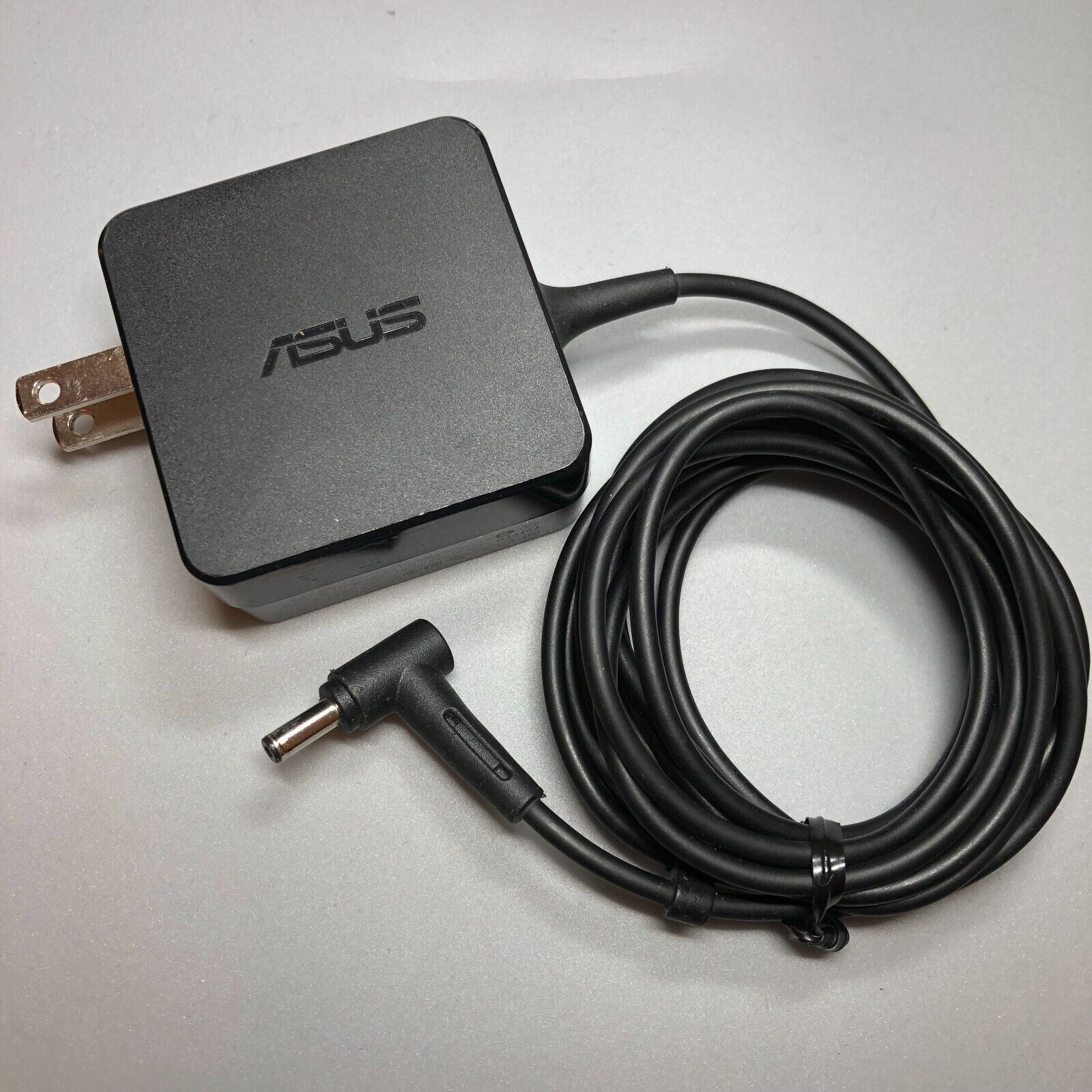 Genuine 33W Asus Model AD890326 AC DC Wall Adapter 19V 1.75A Type 010-2LF OEM