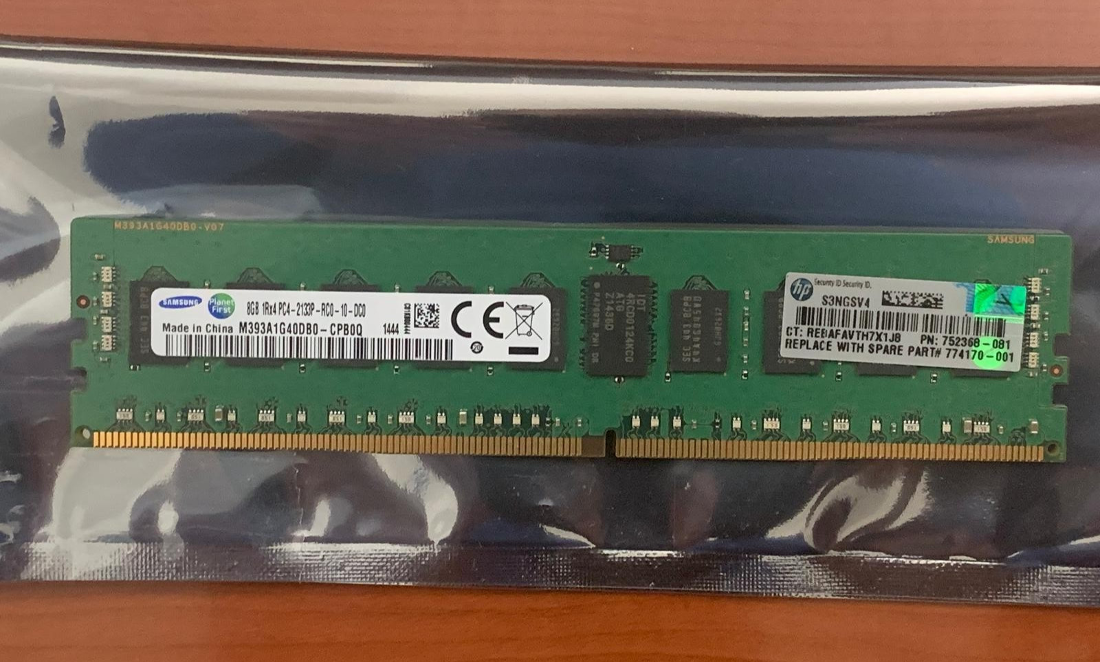 Workstation RAM Module Samsung M393A1G40DB0-CPB0Q-8GB DDR4 ECC 240-HP 752368-081