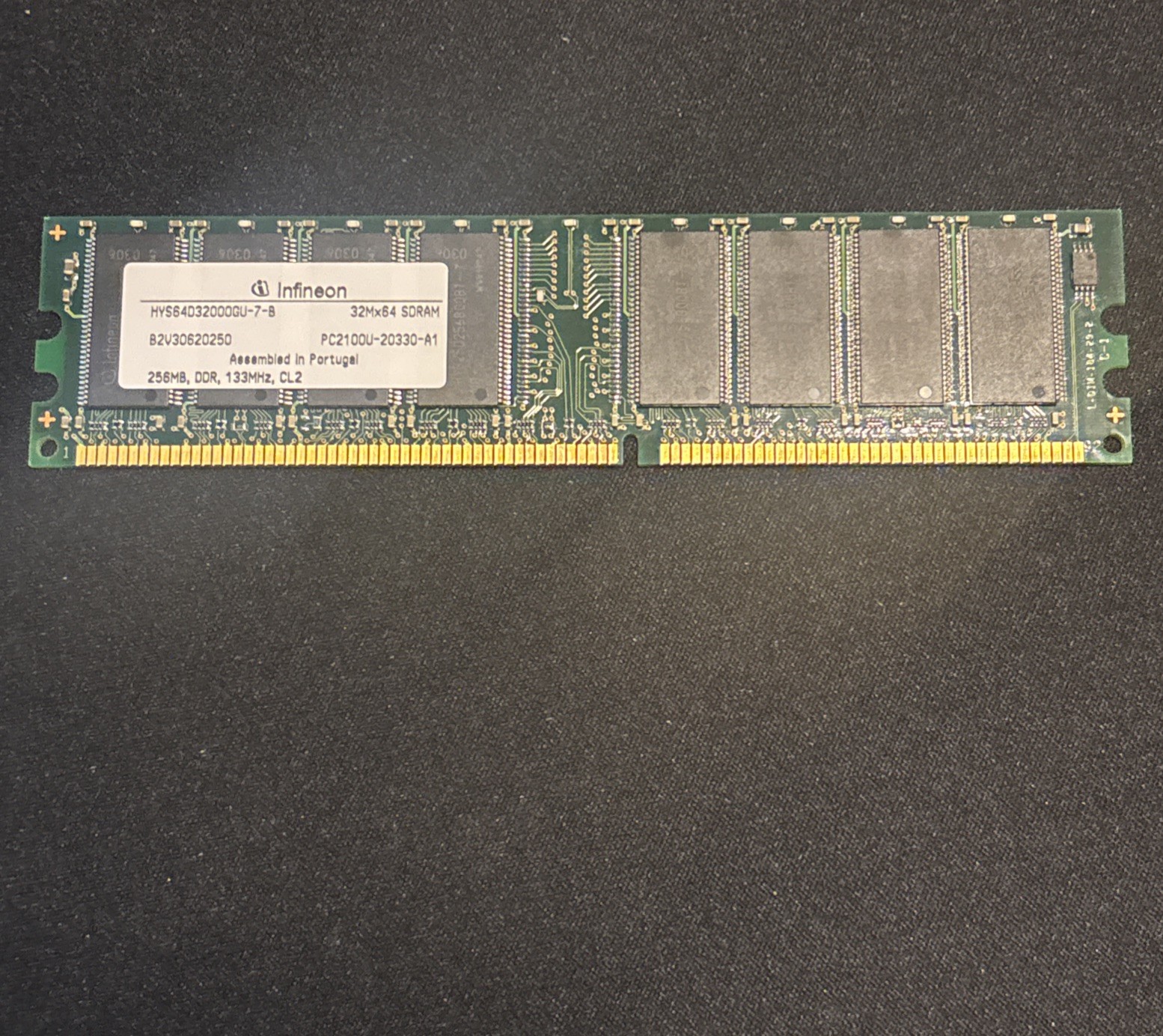 Infineon HYS64D32000GU-7-B-7 32M x 64 SDRAM - SD - RAM - Computer