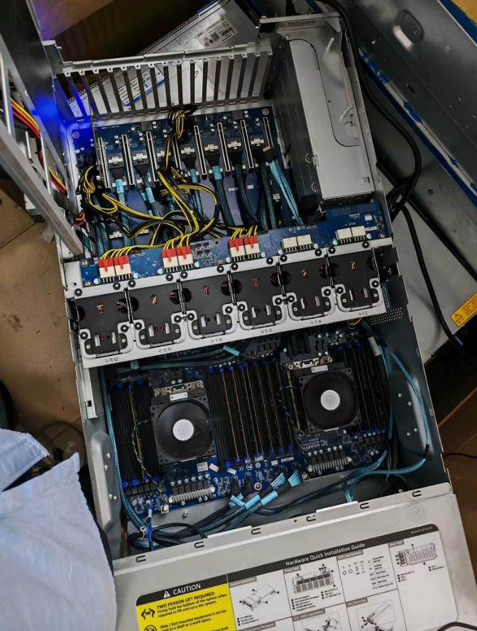 Gigabyte G482-Z52 4U 8GPU 8x2.5" AI Server 2x EPYC 7402 CPU, 256GB RAM, 3x2200W