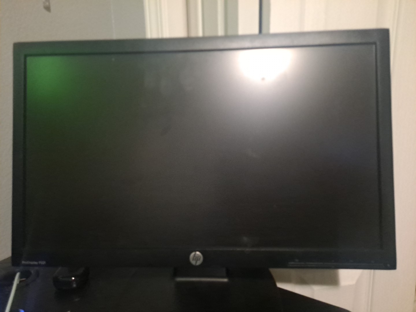 HP PRODISPLAYP221 21.5 Inch Turns On. No Wires Included