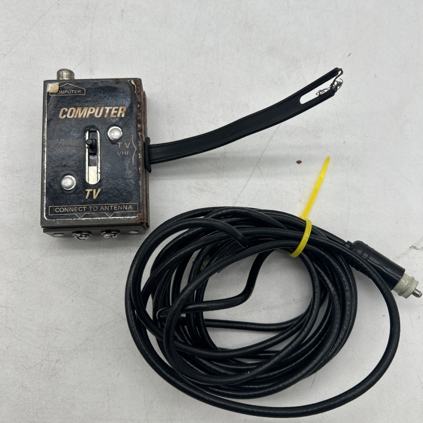 COMMODORE 904778-01 VINTAGE COMPUTER ANTENNA CABLE TV A B SWITCH A-STVC VHF