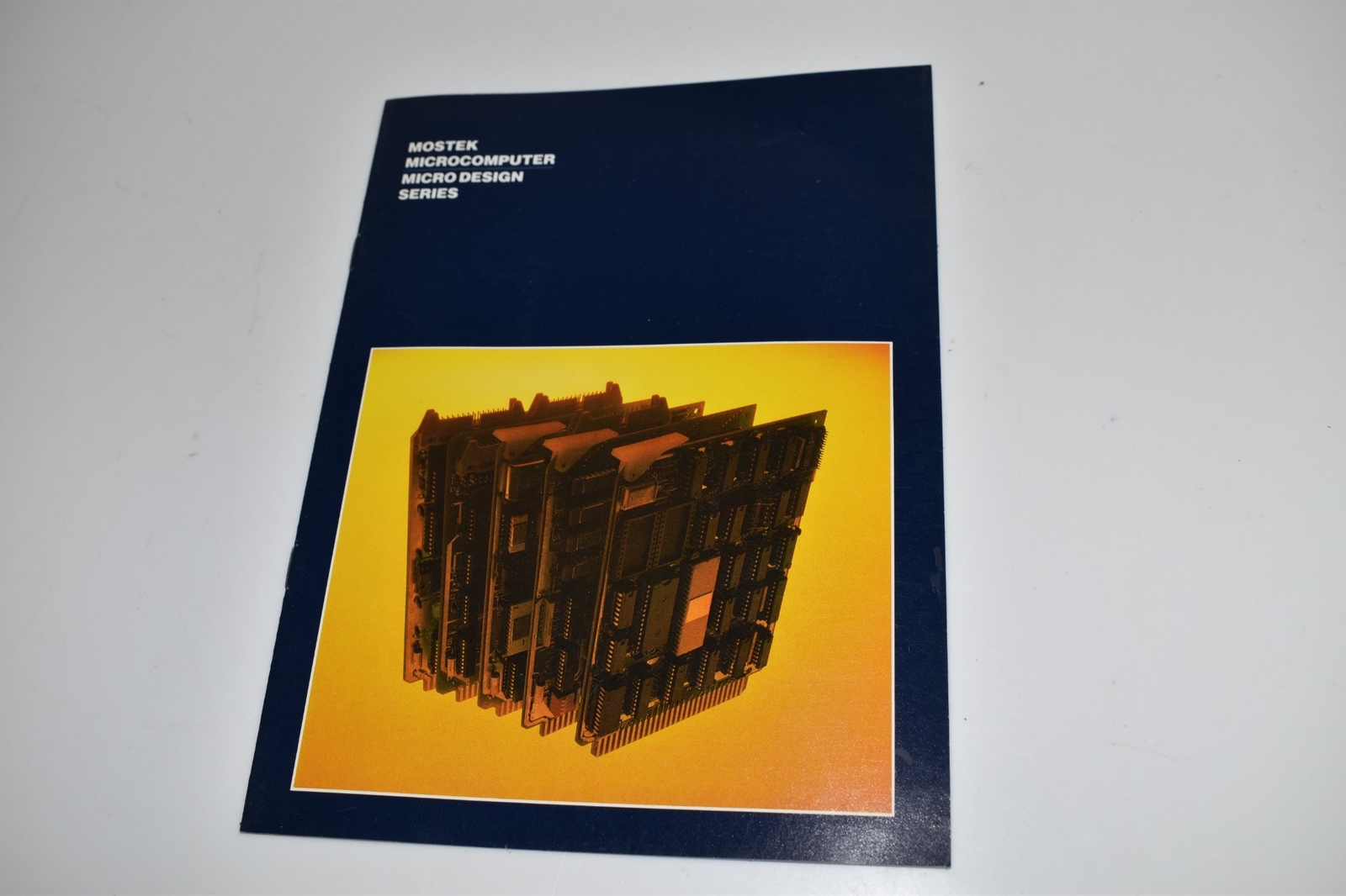 *KB* MOSTEK MICROCOMPUTER MICRODESIGN SERIES MANUAL / BOOK  (DXK2)
