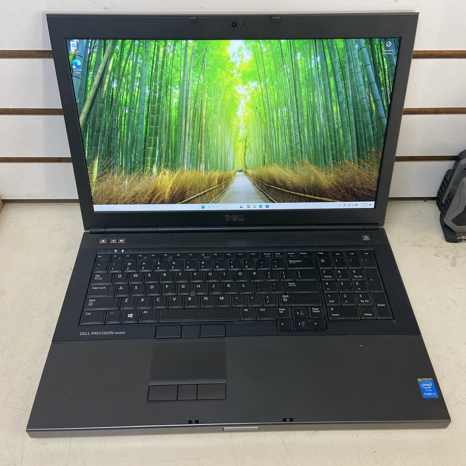 Dell Precision M6800/2.8ghz Core i7-4th gen QUAD/32GB/256GB SSD/17" AMD FP/W11P