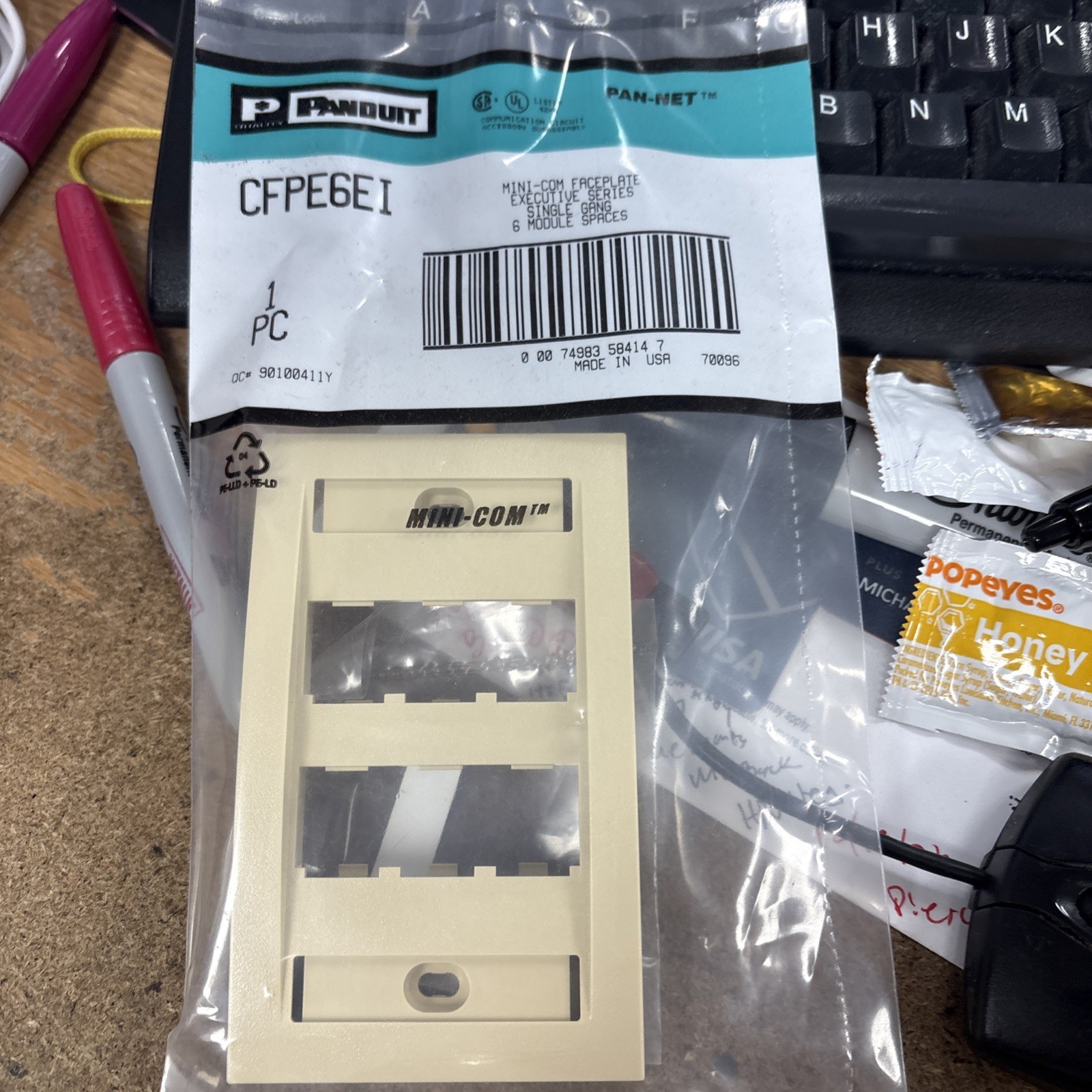 PANDUIT CFPE6EI MINI-COM EXECUTIVE SERIES FACEPLATE, 1-GANG, 6-PORT, IVORY