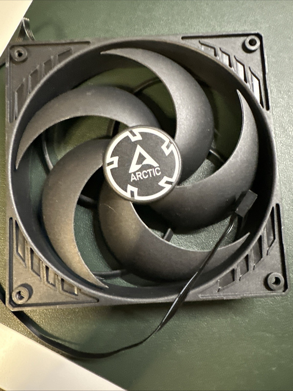 ARCTIC P14 Slim PWM PST 140mm Case Fan 4-Pin Extra Slim Pressure Optimized