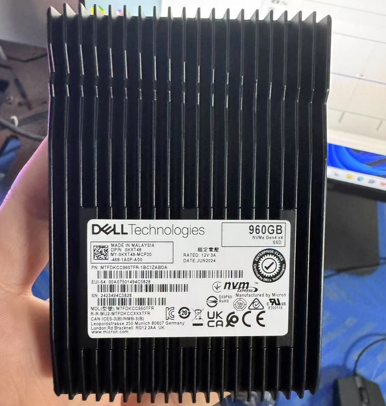 960GB DELL SSD U.3 MTFDKCC960TFR-1BC1ZABDA DP/N 0KXT48 NVME Gen4 x4 7450