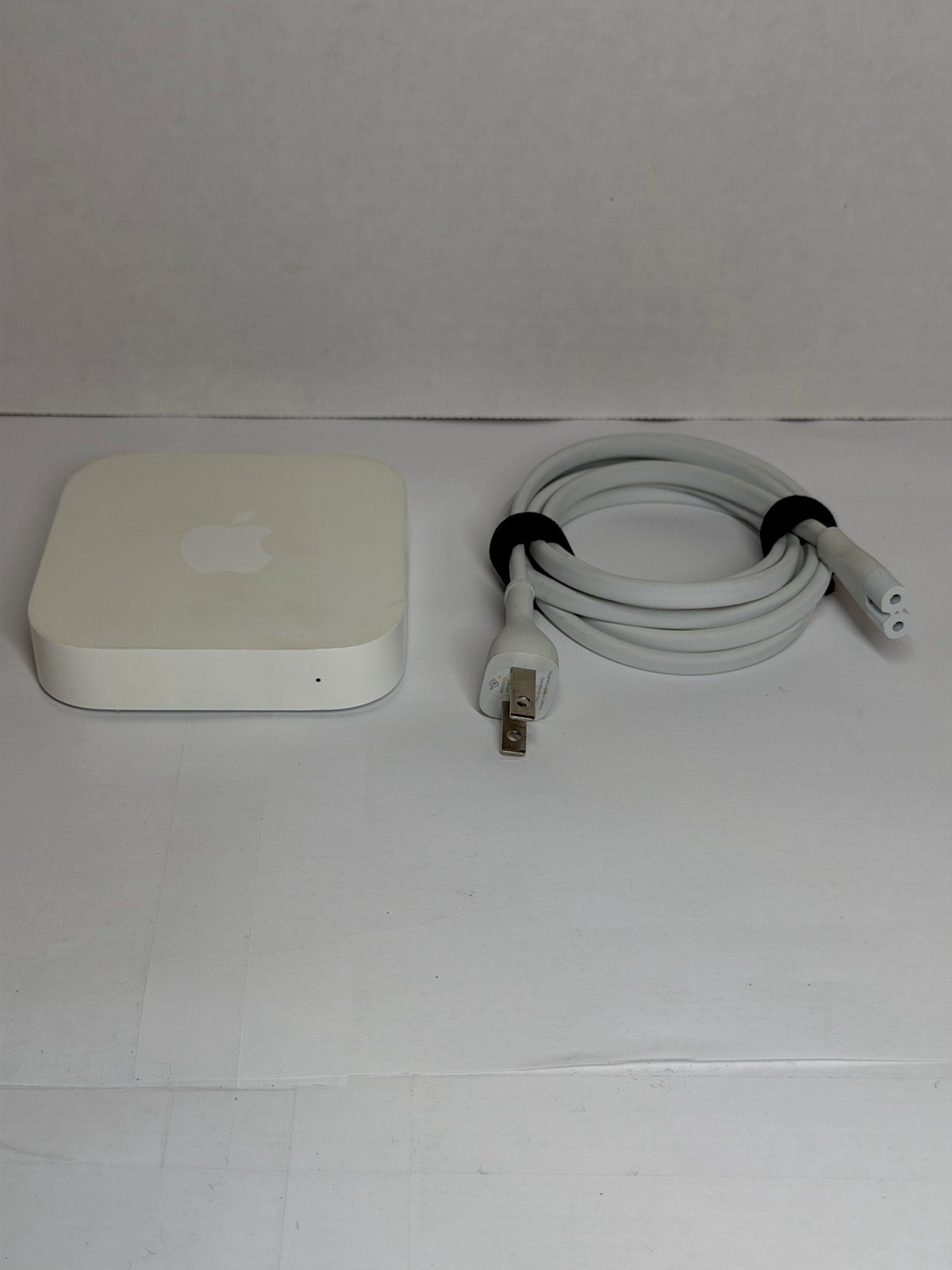 Apple MC414LL/A  AirPort Express Base Station Router (POWERED ON TESTED) B5