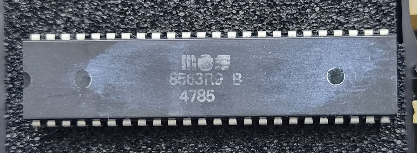 MOS 8563R9B VDC Video Chip – Commodore 128 - 80-Column – Tested / Vintage IC