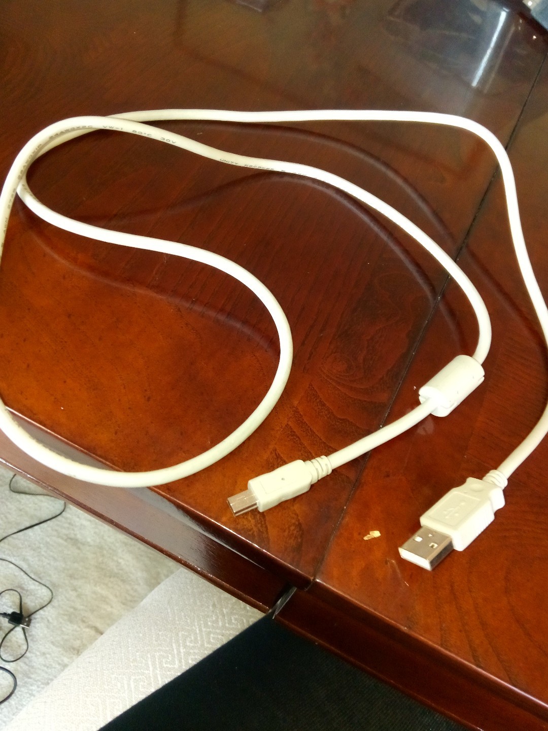 White colored 2.0 USB cable