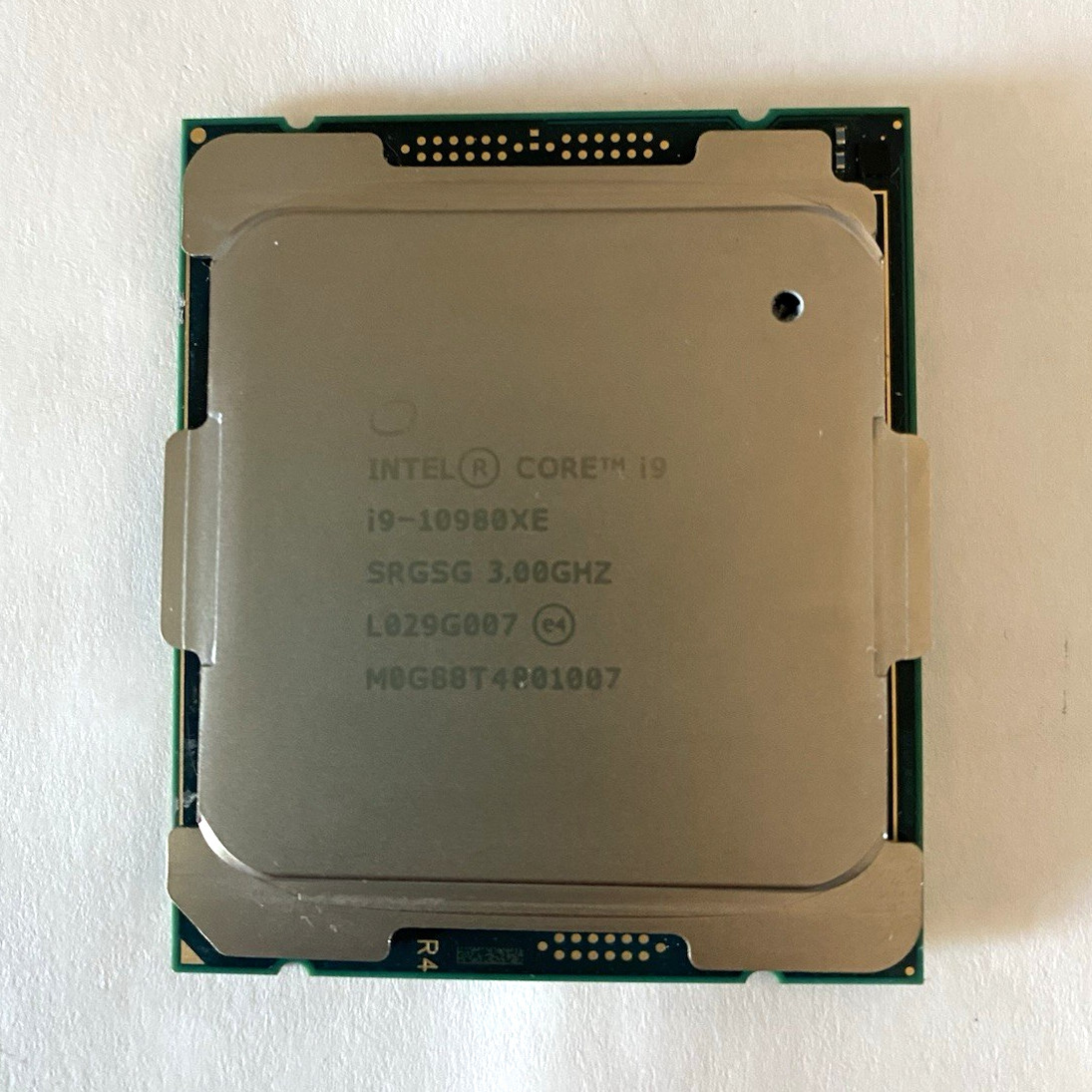 Intel Core i9-10980XE Processor (3.00 GHz, 18 Cores, LGA2066) - SRGSG
