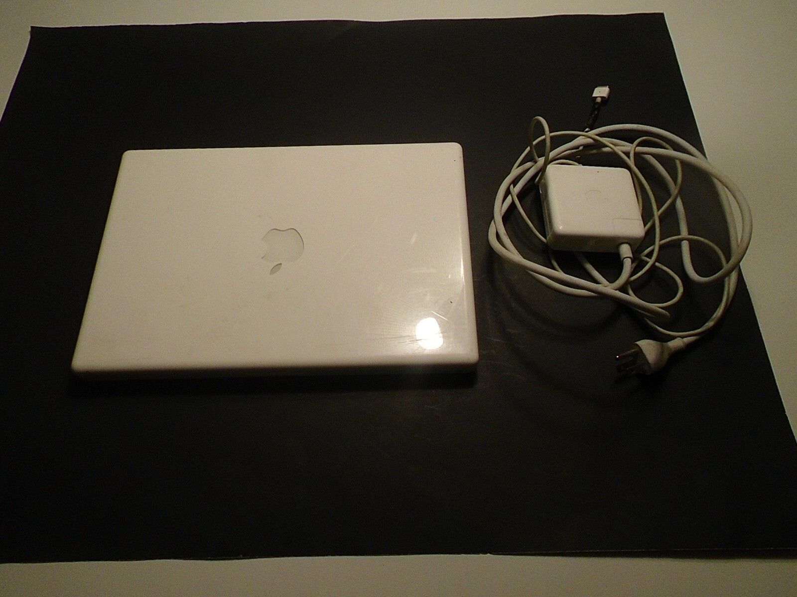 Vintage 13” Apple MacBook (2009)  sold   *AS-IS*  complete no cracks good screen