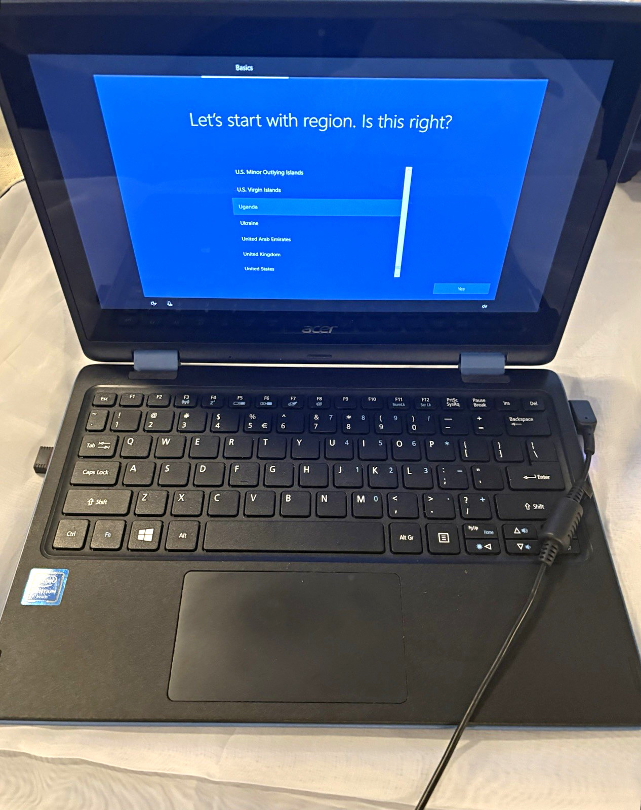 Acer Aspire R 11 11.6" 2-in-1 Touch iPentium 1.60GHz 4GB 32GB SSD + blue case