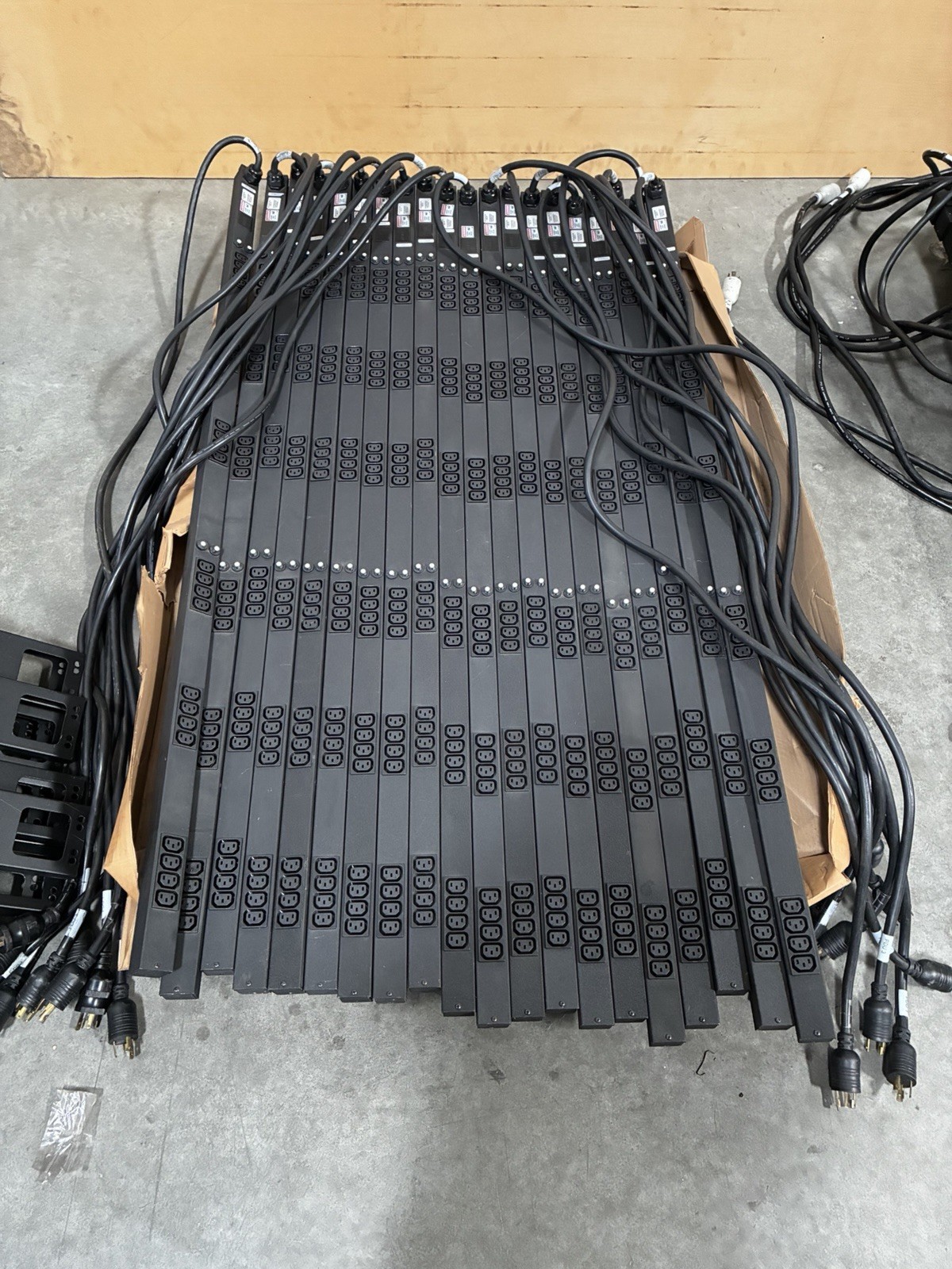 Geist V2BEN140-051C11TL6 24-Outlets 208V Rack Mountable 0U PDU Black