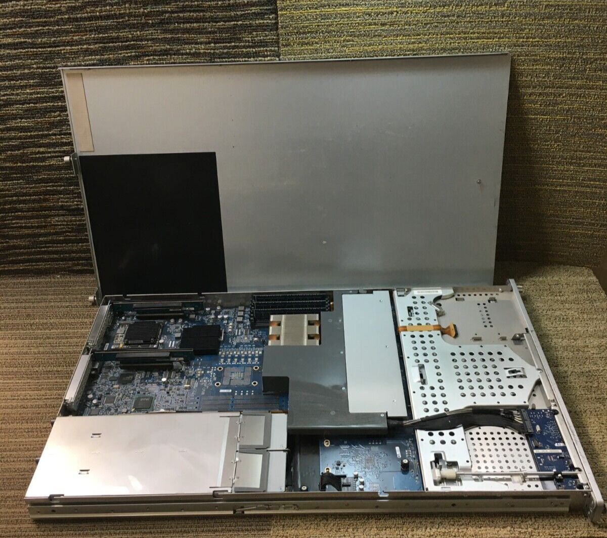 Apple Xserve Server (Early 2009) Quad Core Xeon E5520 2.26GHz/6GB RAM/3x80GB HDD