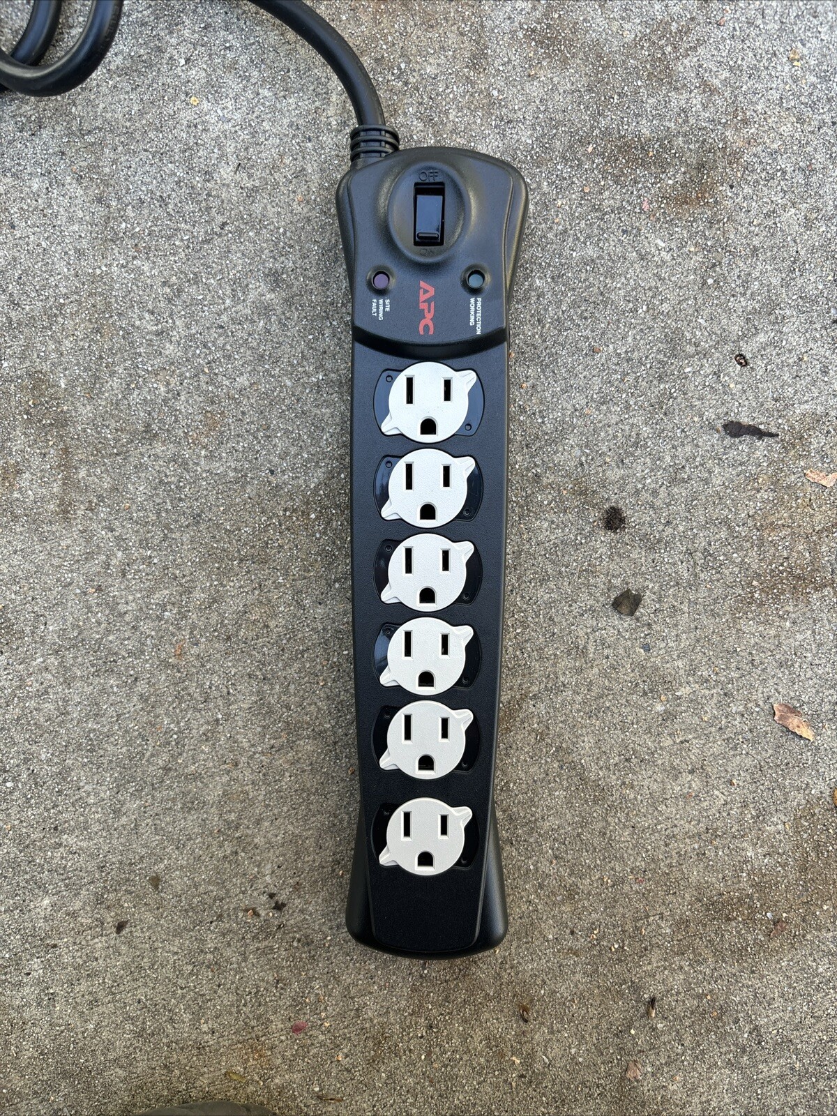 SURGE PROTECTOR 6 Outlet AC POWER STRIP 840 joules BLACK SurgeArrest APC P6B
