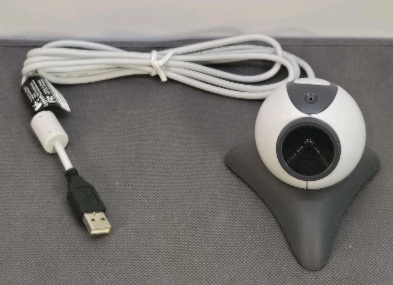 Logitech QuickCam Messenger + BASE - P/N 861092-0020  M/N V-UM14  Web Cam