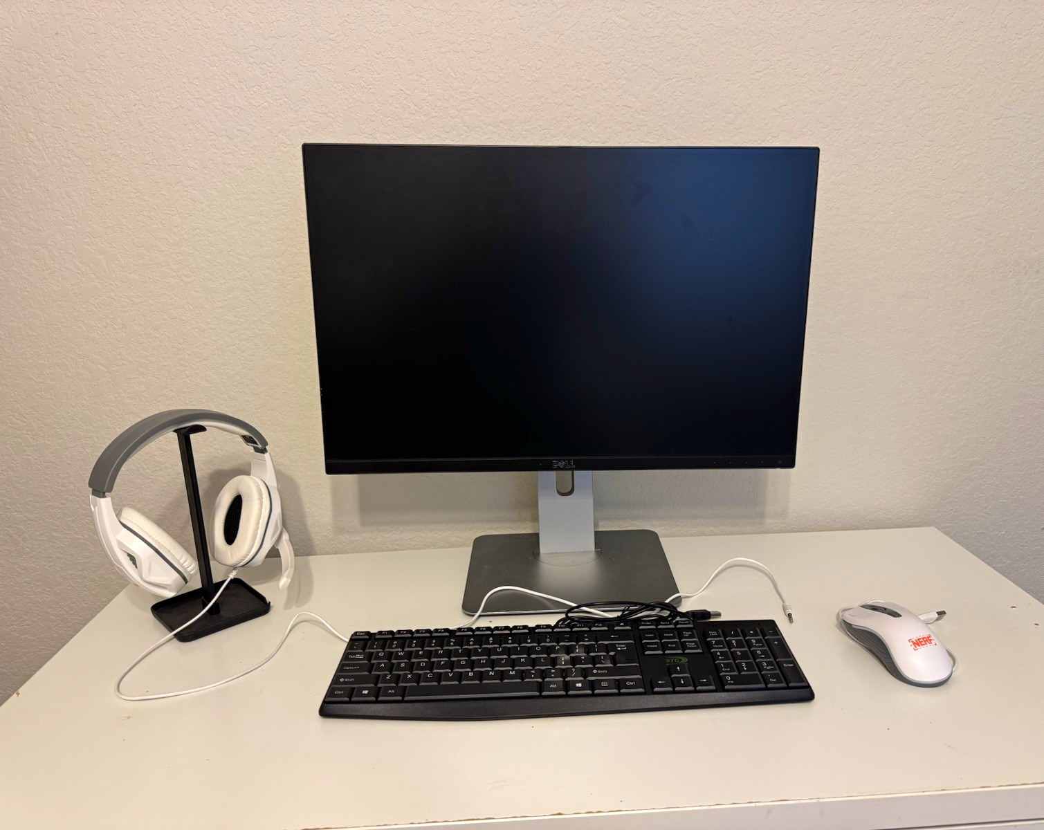 Computer accessory set. Comes with monitor, mouse, keyboard, and headset.