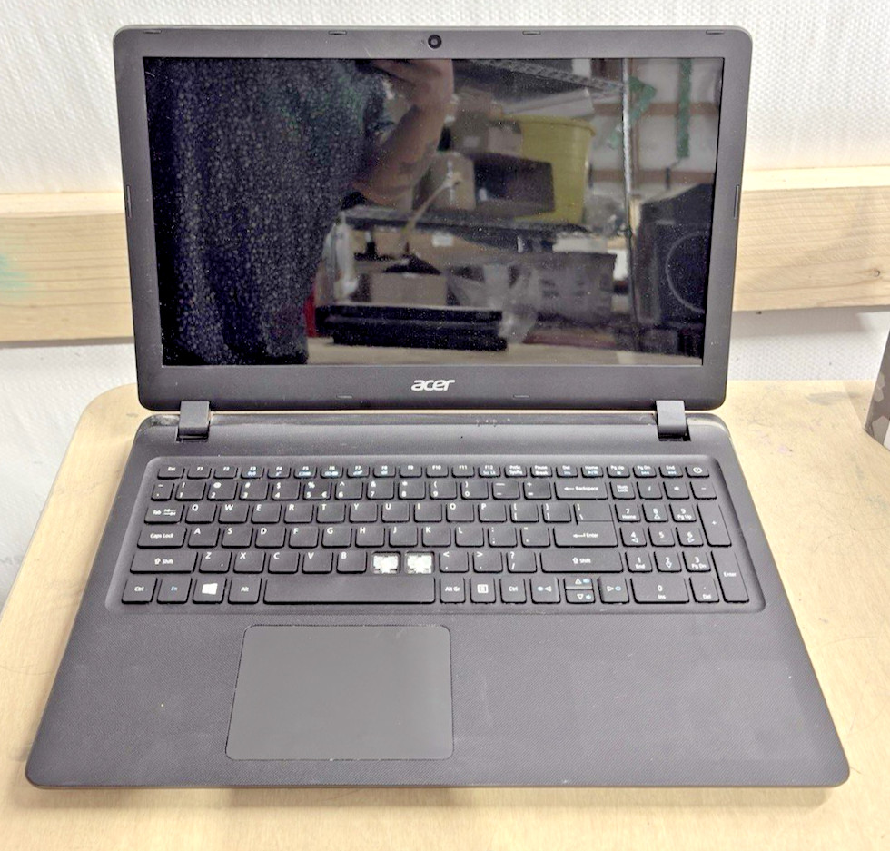 Acer Aspire ES1-572 Laptop - Good Screen - Intel i3-7100U  4GB RAM NO HDD (READ)