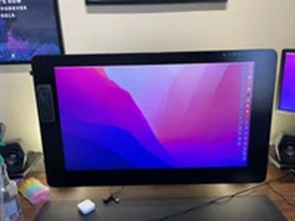 Wacom Cintiq Pro 32 inch (Touchscreen) with Wacom Flex Arm Desk Mount