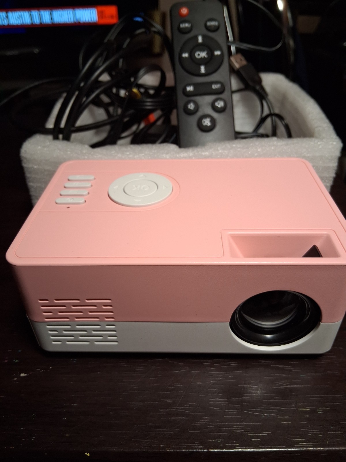Portable Mini Projector - High Resolution - Pink and white - Remote and Wires