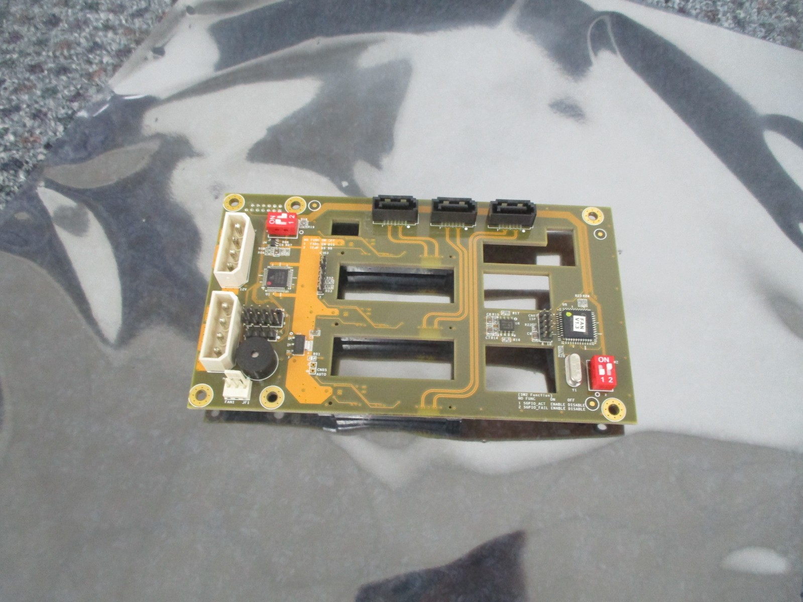 Chenbro 80H10532304A0 3-Bay Board