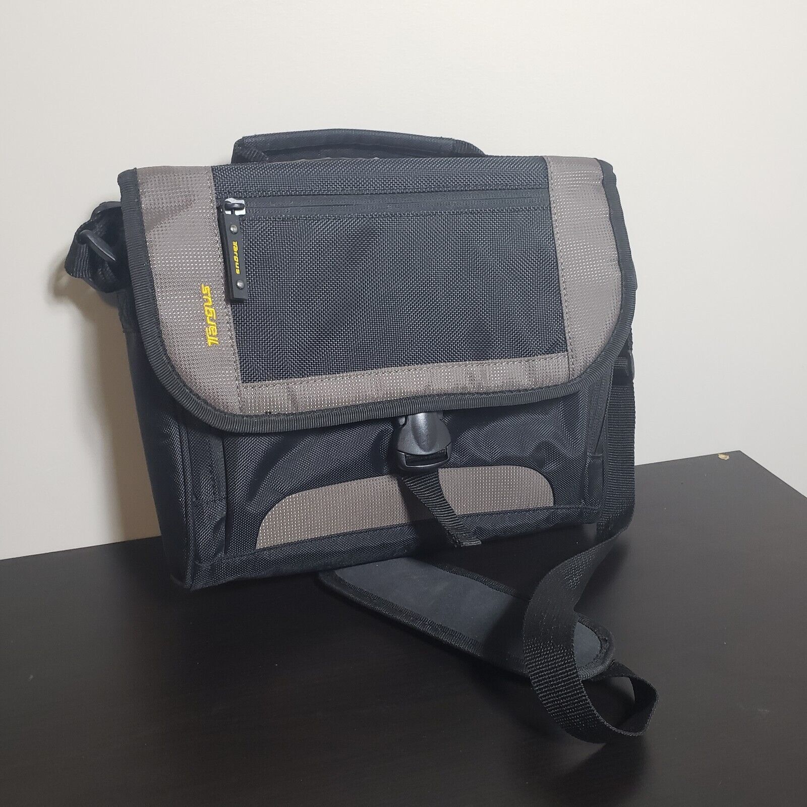 Targus TSM148-50 CityGear Mini Messenger Shoulder Bag Tablet Ipad Notebook Case