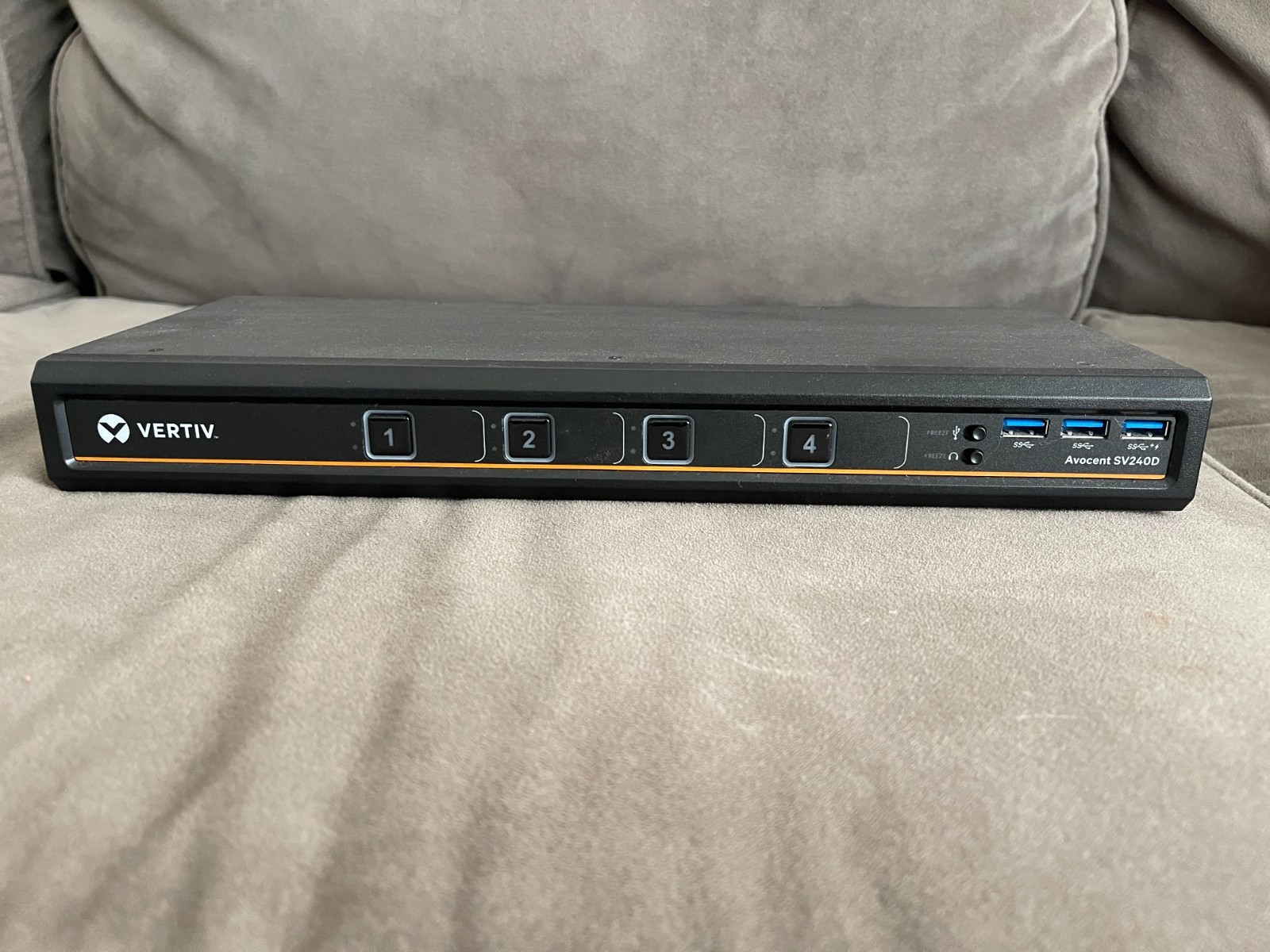 Emerson Avocent SV SV240D KVM Switch 4 DVI USB 3.1 w/ Cables