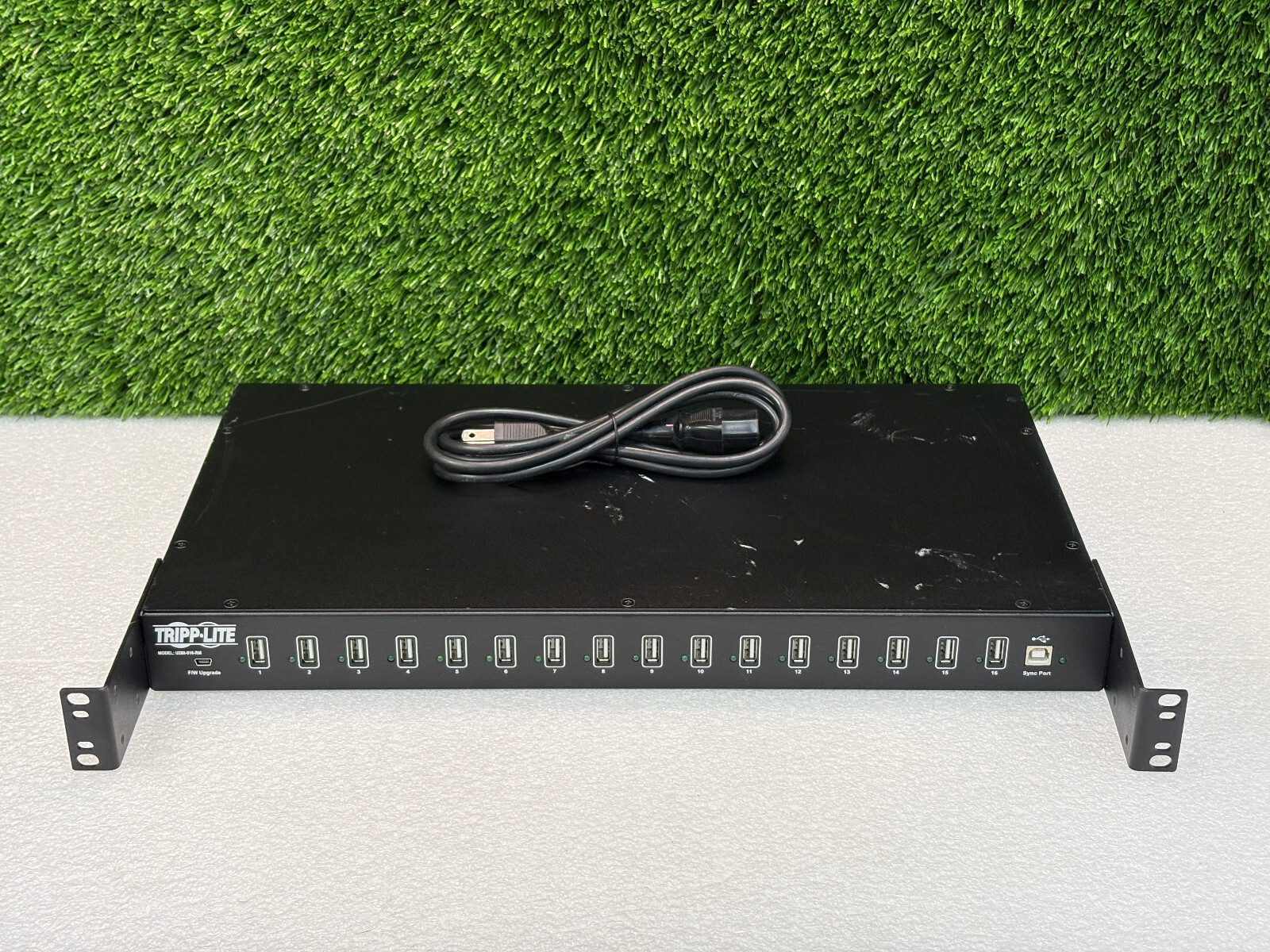 PRE OWNED | Tripp Lite U280-016-RM 16-Port USB Rackmount Charging Station -Black