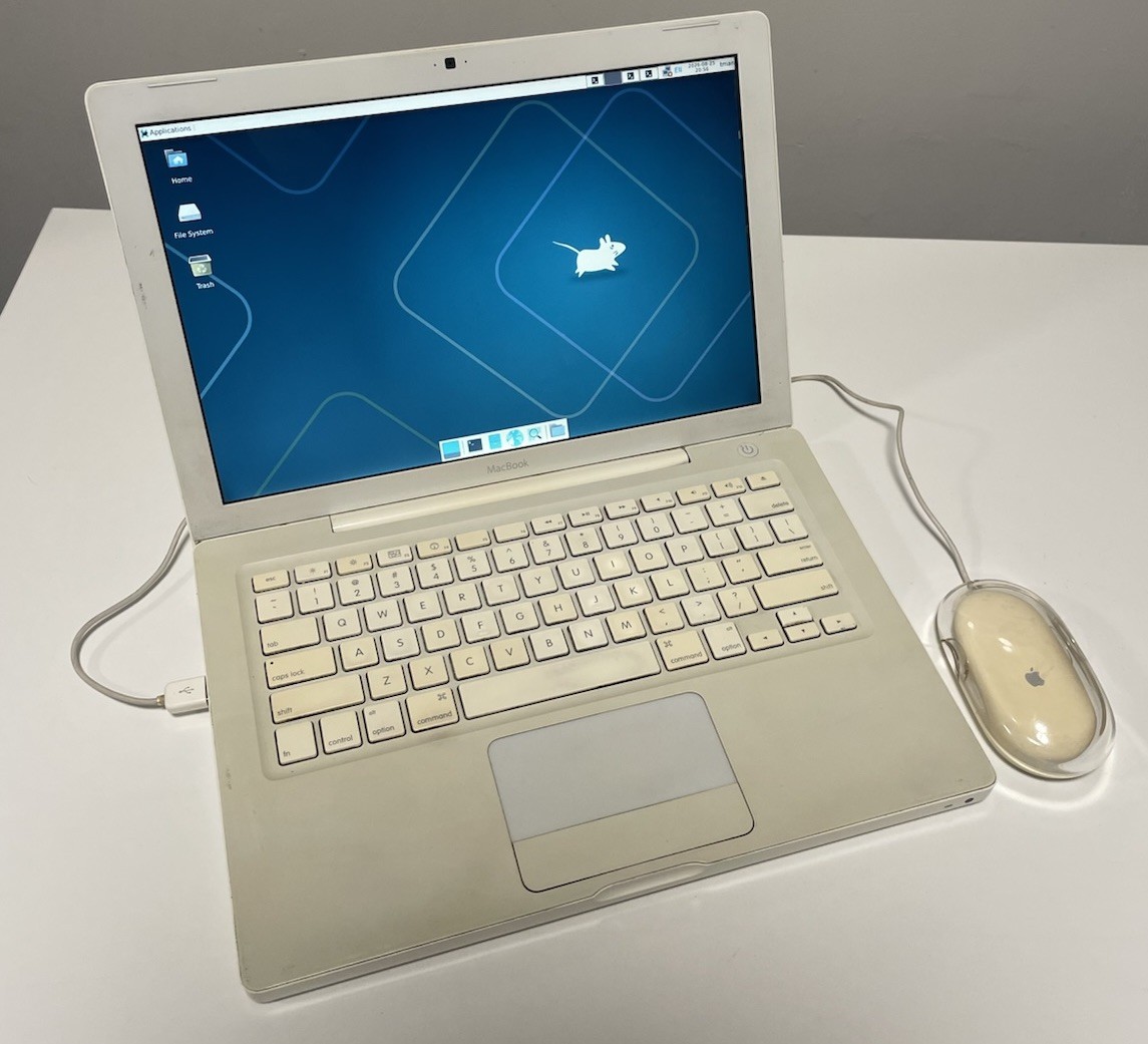 Apple MacBook A1181 13" Core 2 Duo 4GB 240GB SSD Debian Linux + Accessories Y2K