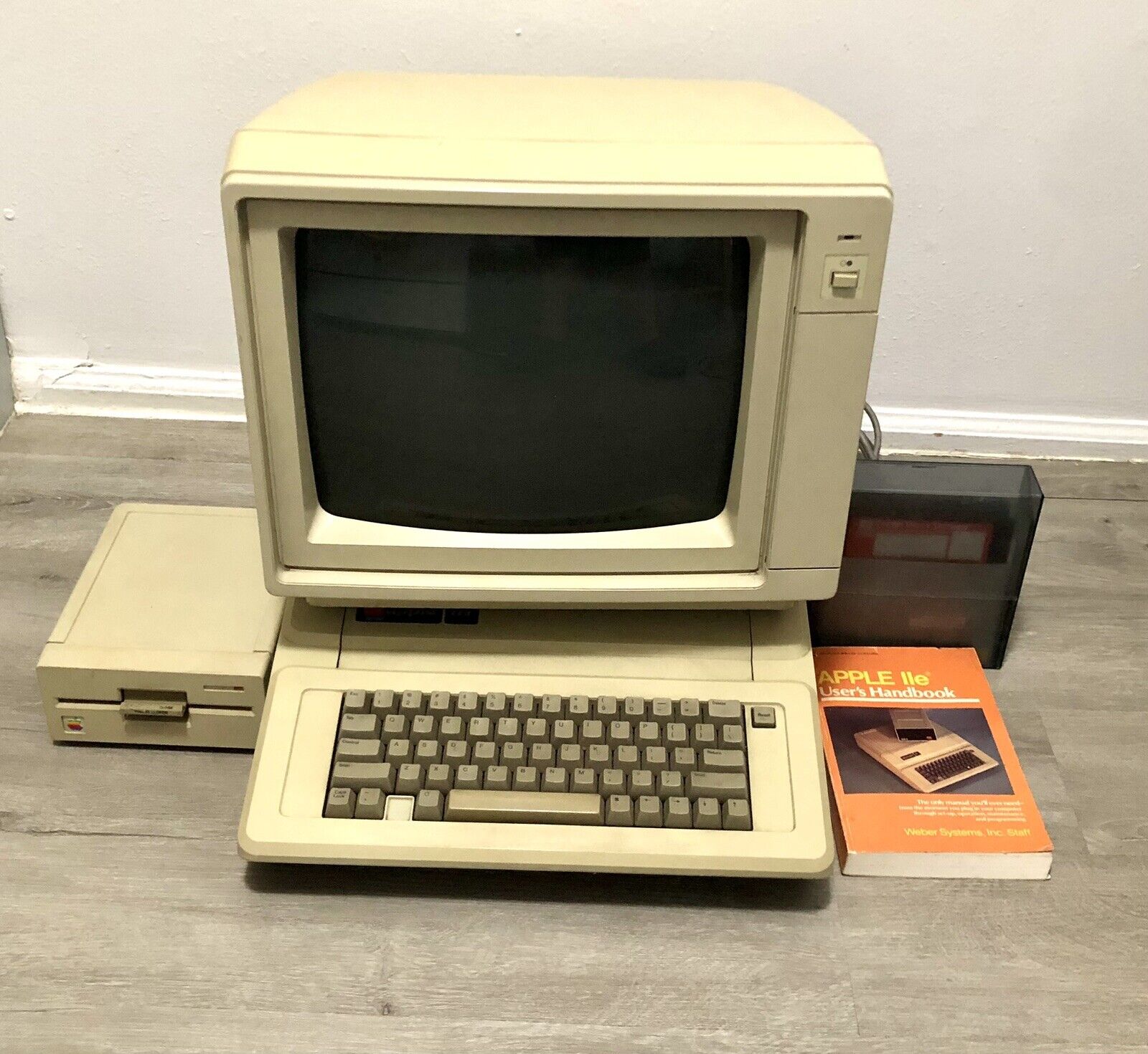 Apple IIe A2S2064 Vintage Personal Computer Bundle W/Samsung Monitor And More