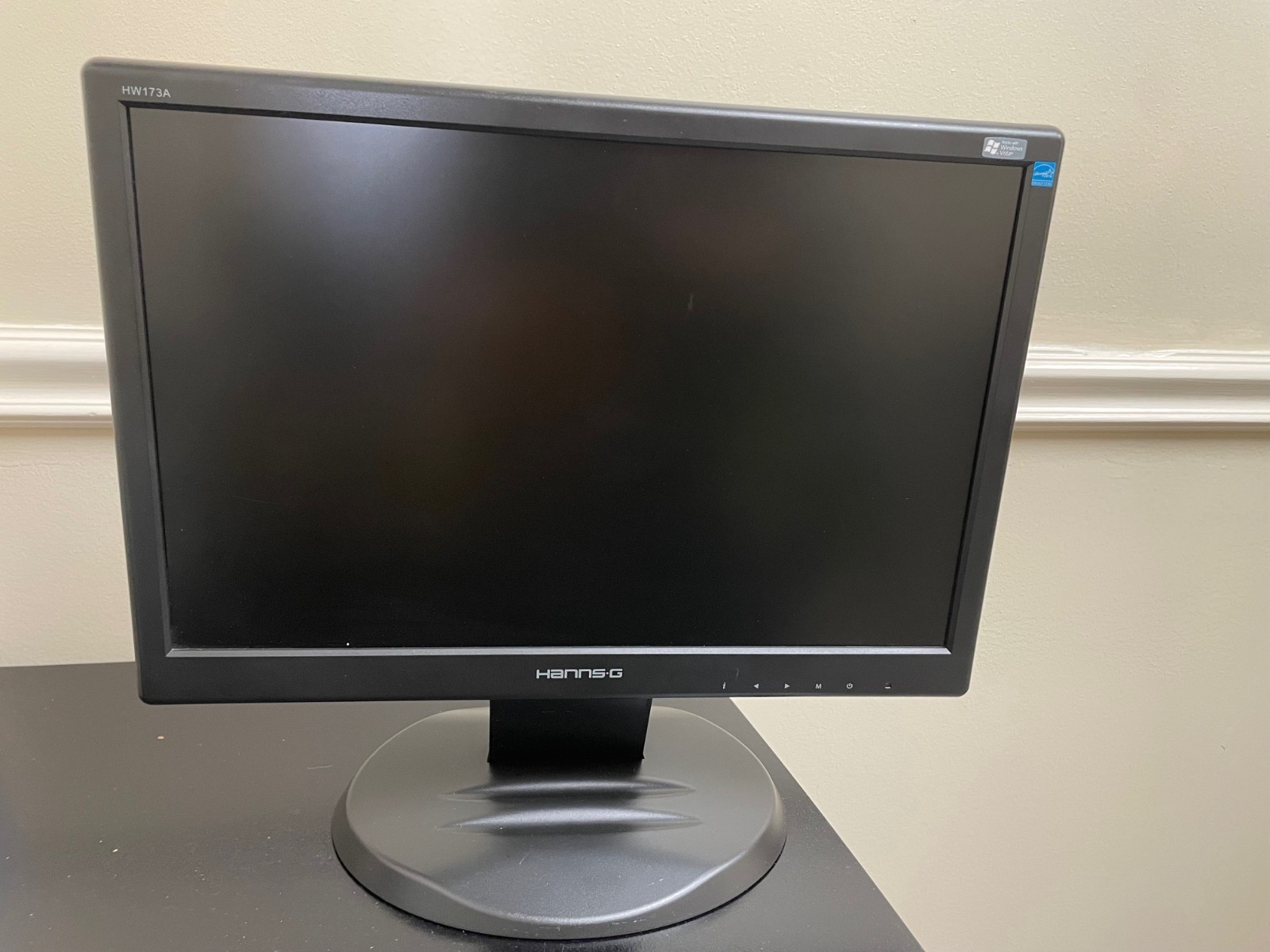 HannsG HW173A 17" LCD Flat Panel Monitor Display VGA w/ Cords, VERY CLEAN