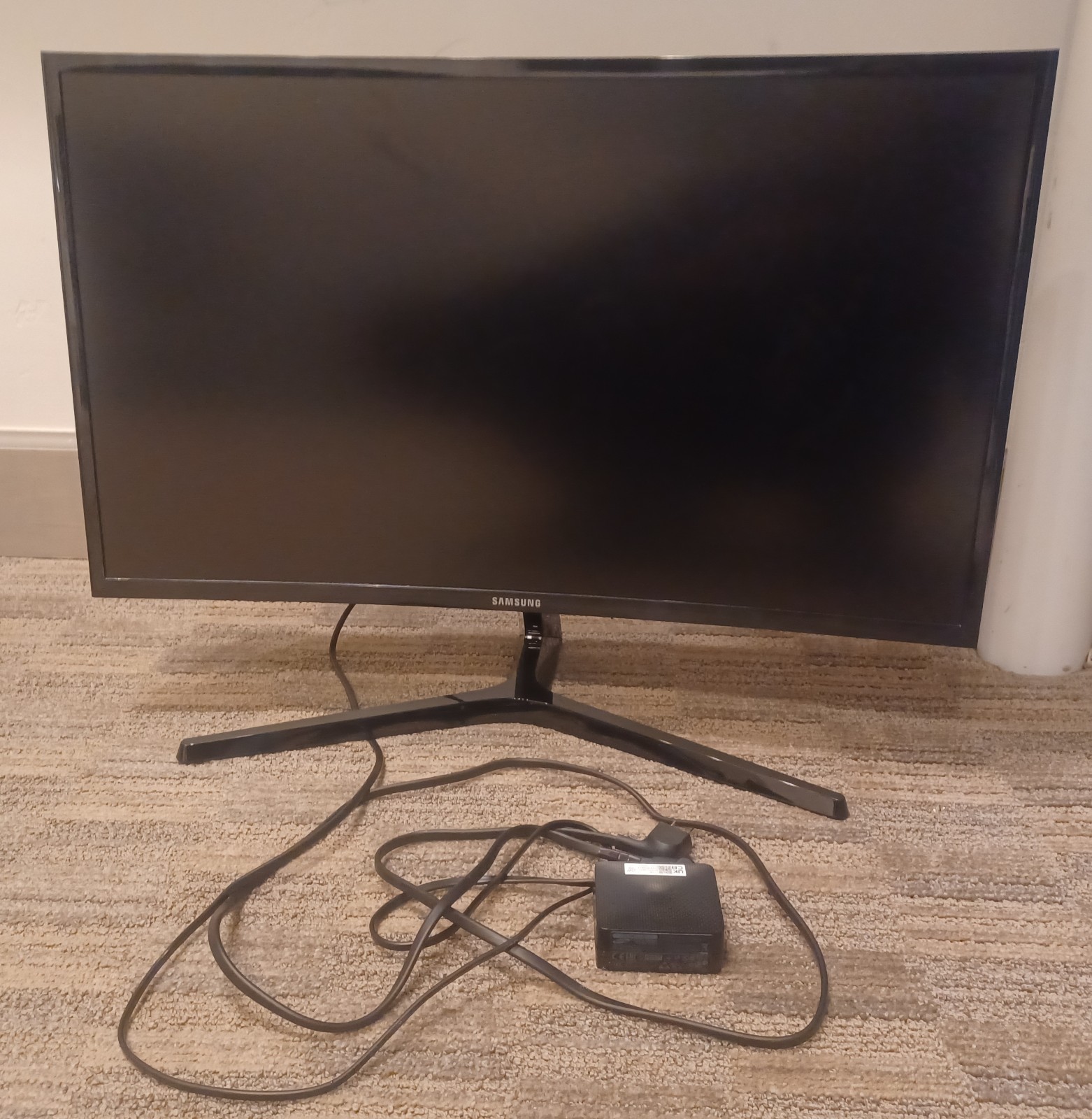 SAMSUNG Computer Display Monitor Model C27F398FWN - Excellent Condition