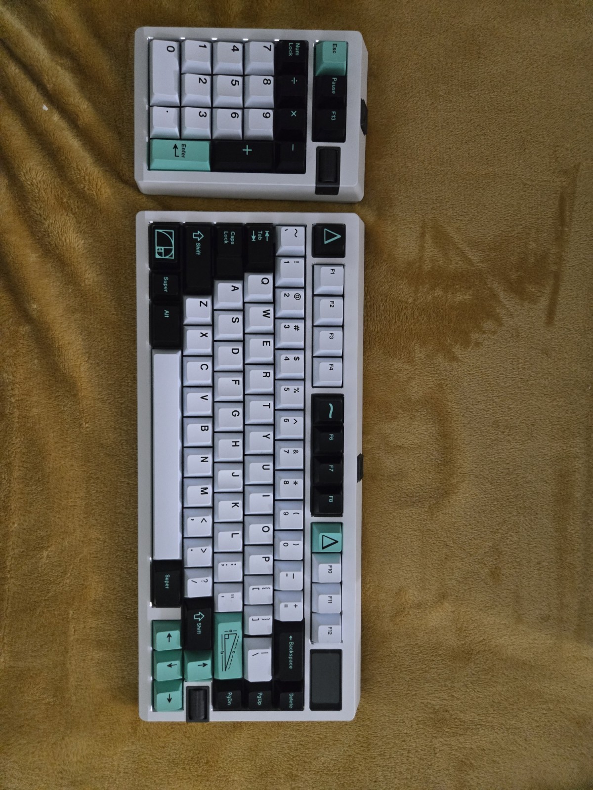 Custom Meletrix  Zoom 75 Tiga w/ Numpad
