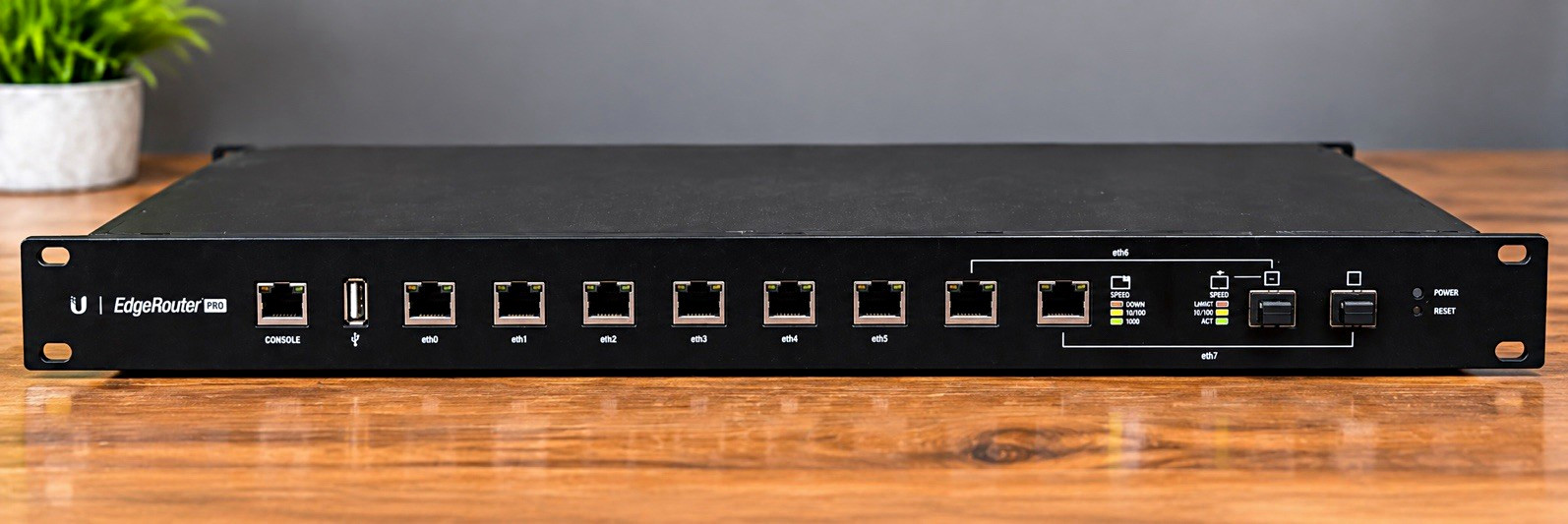 Ubiquiti Networks EdgeRouter PRO Rackmount Router 8x RJ45 2x SFP 1Gbps