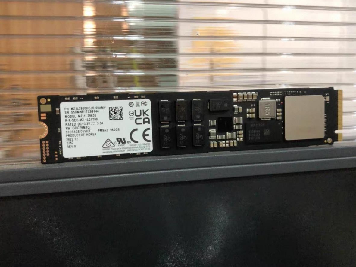 Samsung PM9A3 960GB MZ1L2960HCJR-00AWV NVMe PCIe Gen4 x4 M.2 22110 SSD