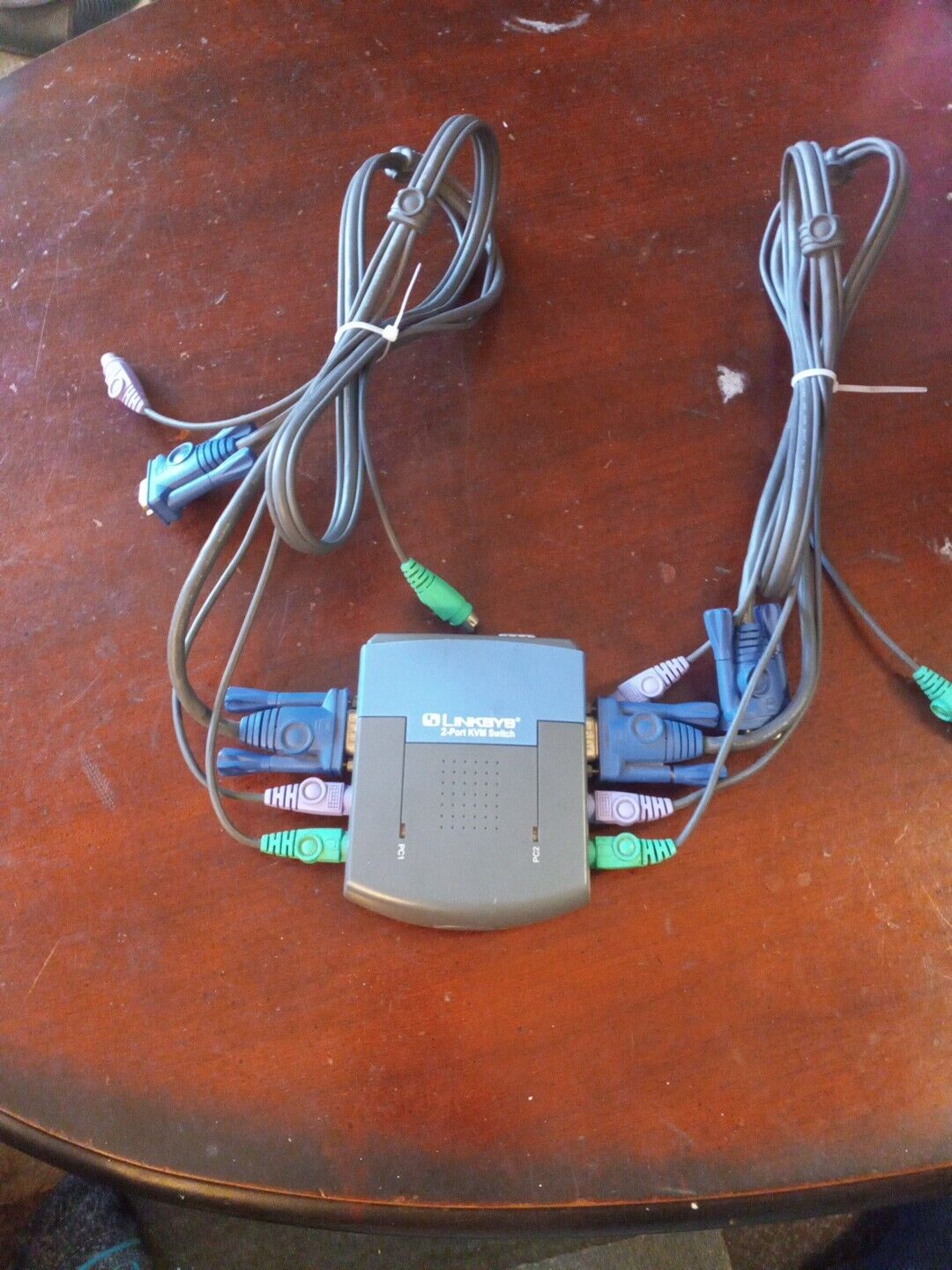Linksys ProConnect 2-Port Compact KVM Switch. Includes 2 Cables Part No. E201188