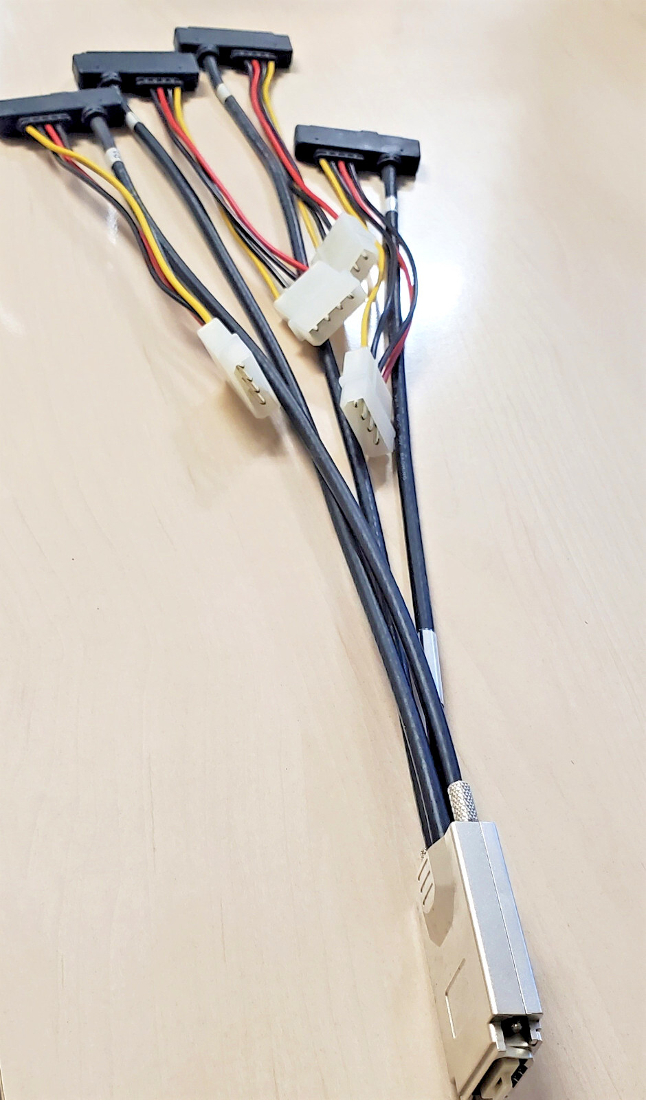 MiniSAS to 4 SAS SATA with 4 Pin Power Cable C0004833-1