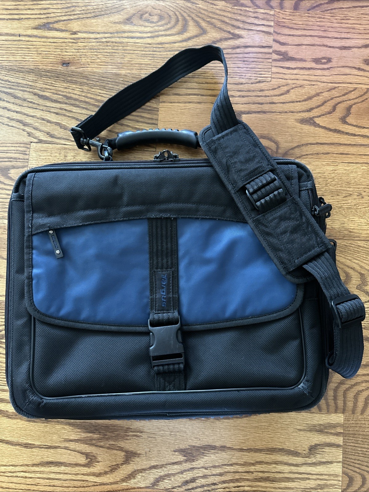 Targus black blue messenger style laptop bag model# CBT 300-10