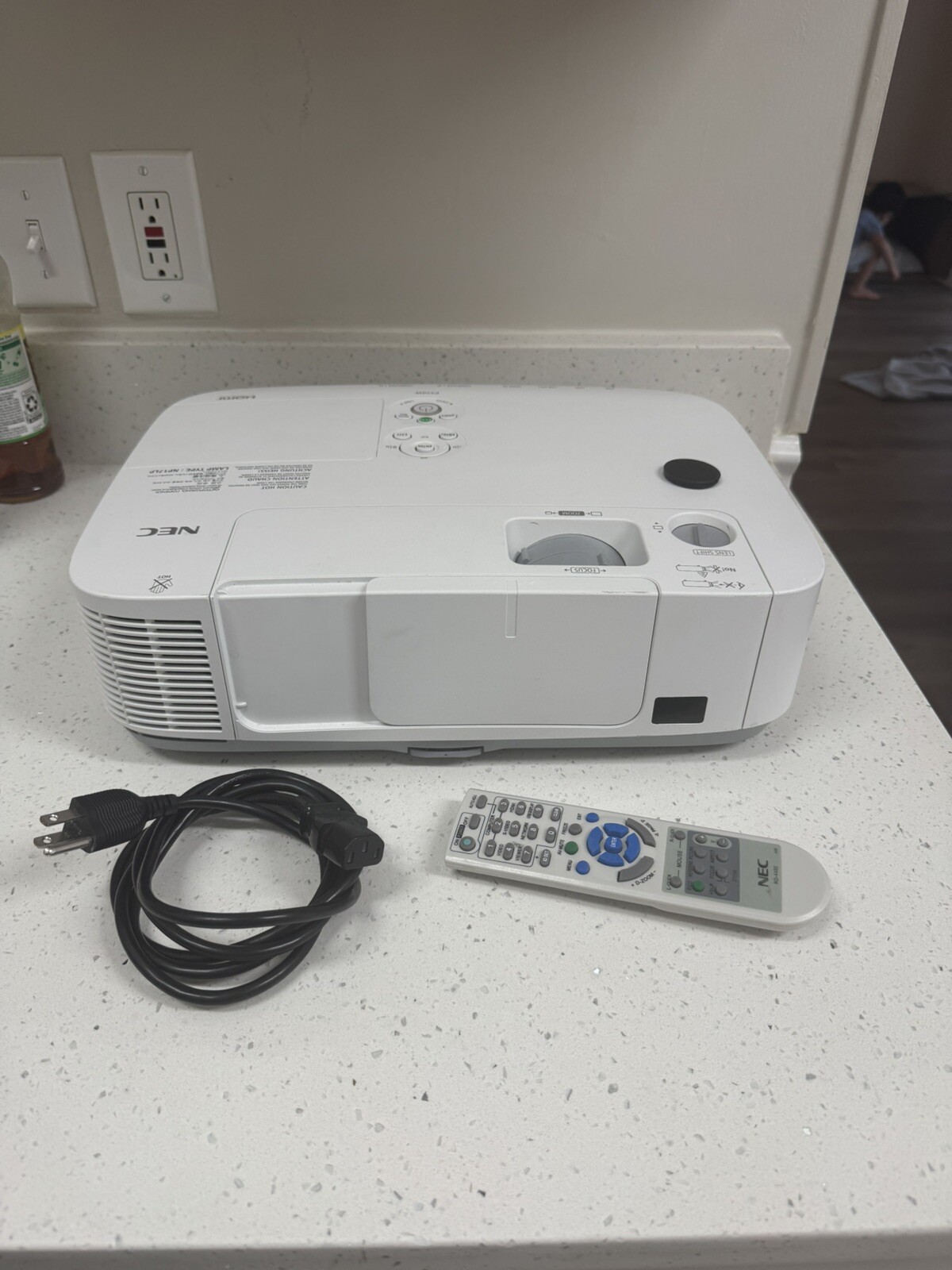 NEC NP-P350W LCD Projector HDMI 3500 Lumens - Lamp Runtime: 392 Hours W/remote