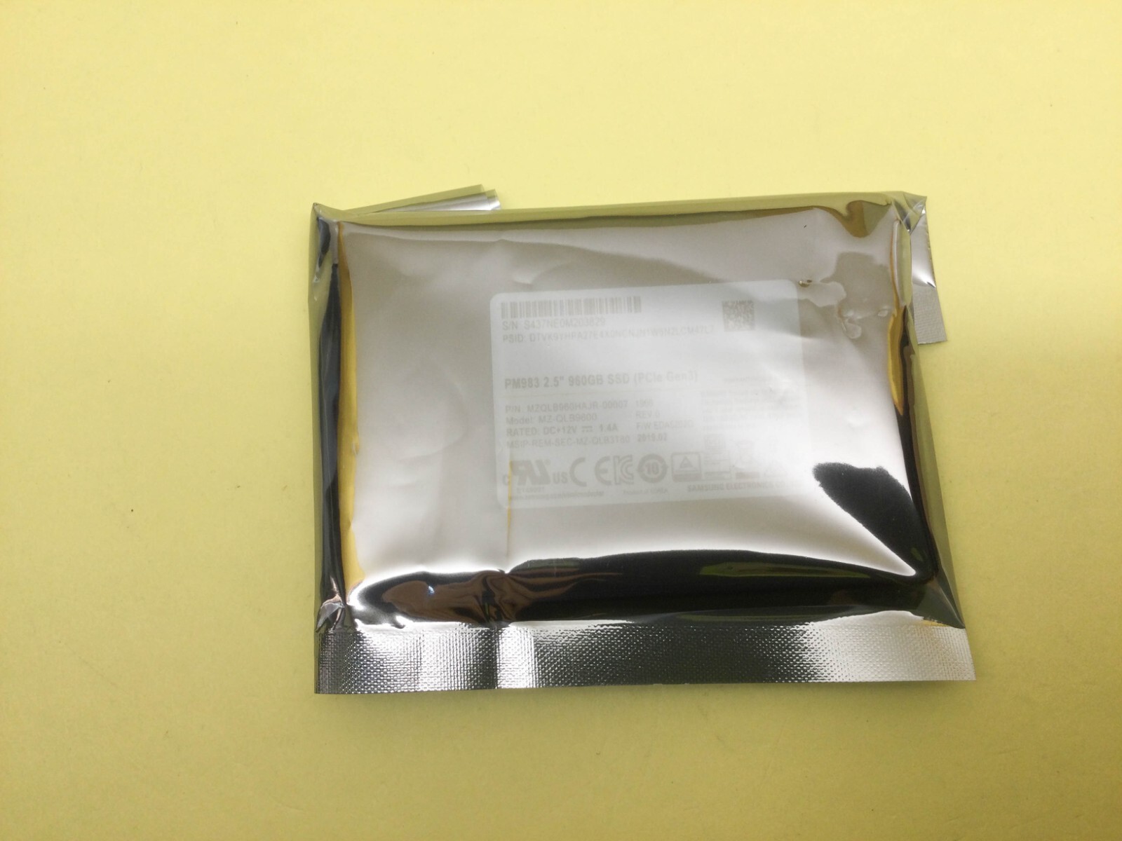 MZ-QLB9600 Samsung PM983 Series 960GB 2.5" PCIe Gen3 SSD MZQLB960HAJR NEW
