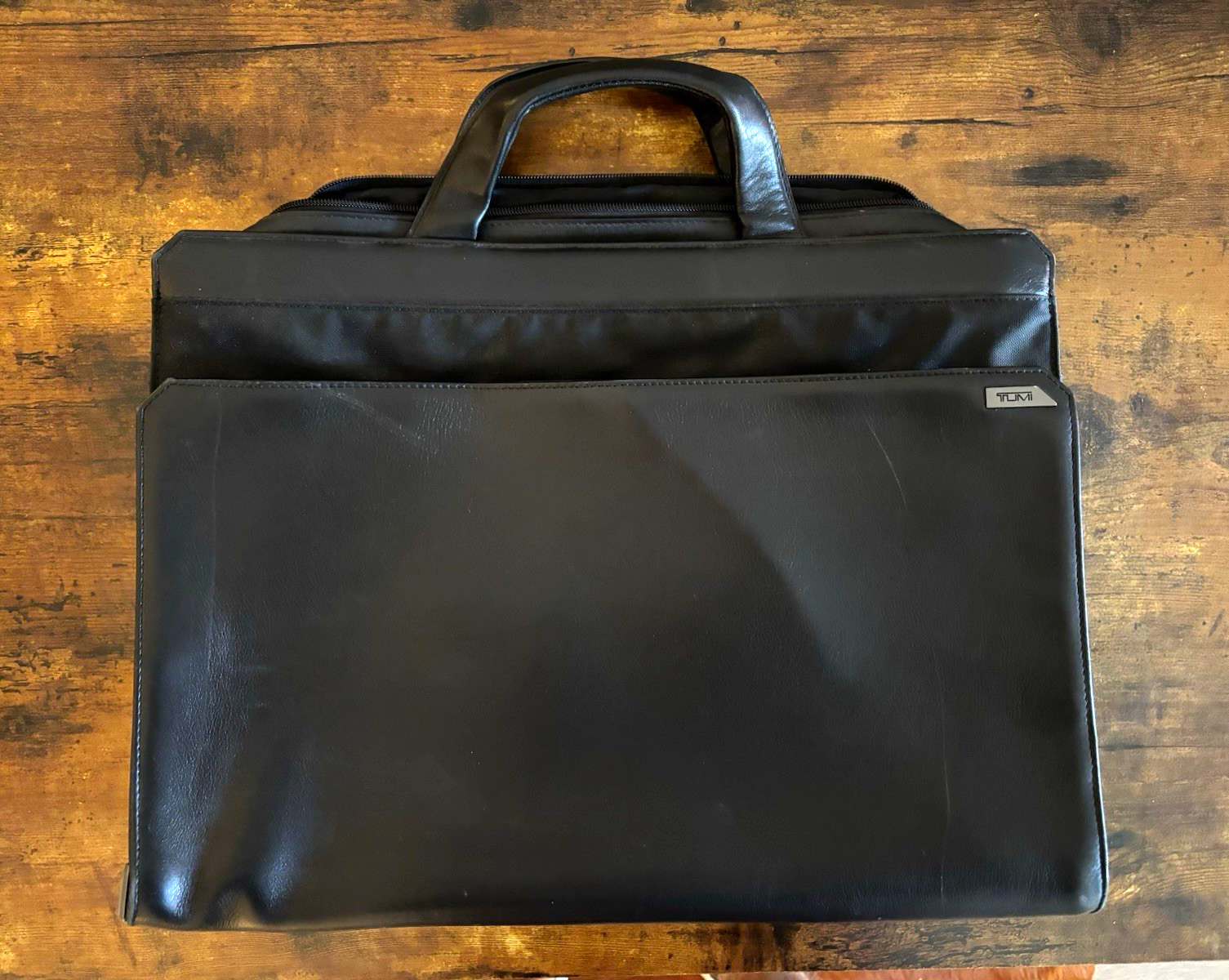 TUMI Black Leather Padded Laptop Briefcase Solid Pattern MPN 29620