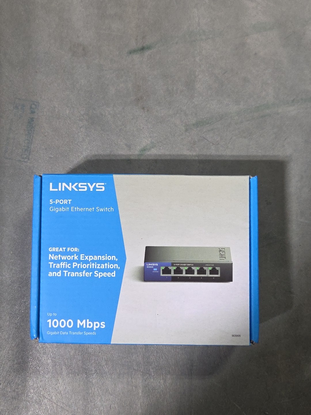 Linksys SE3005 5 Port Gigabit Ethernet Network Switch - Metal Case Black Blue