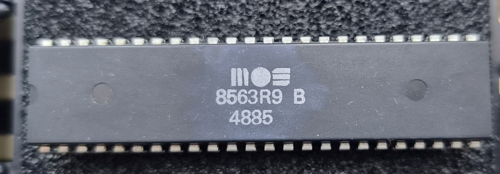 MOS 8563R9B VDC Video Chip – Commodore 128 - 80-Column – Tested / Vintage IC