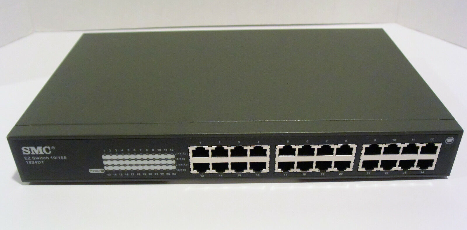 SMC Networks 24-Port EZ Switch 10/100Mbps Model SMC-EZ 1024DT Ethernet Hub Unit 