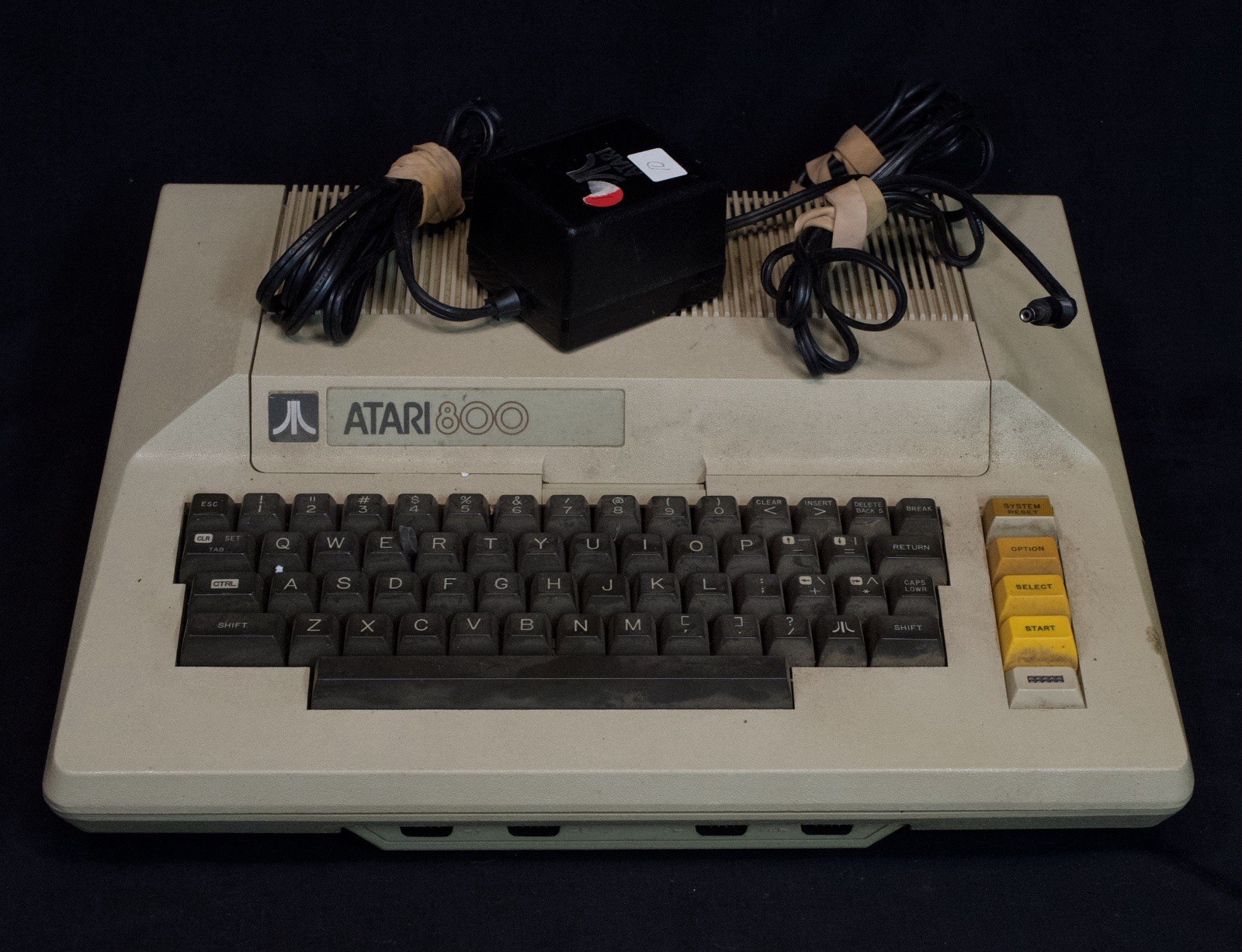 VTG 1980s Atari 800 Home Computer Console w Power Supply Powers On Untested